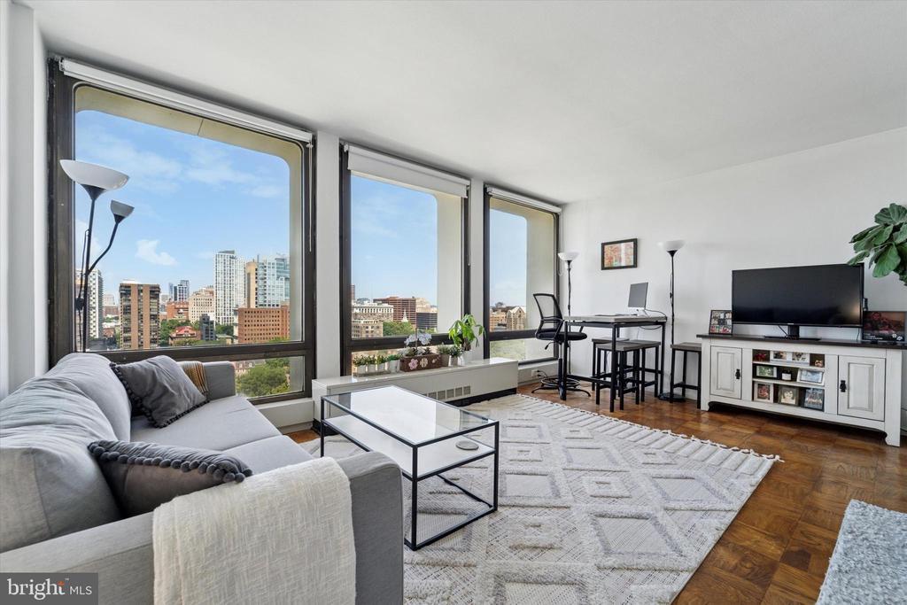 210 Locust St in Philadelphia, PA - Building Photo