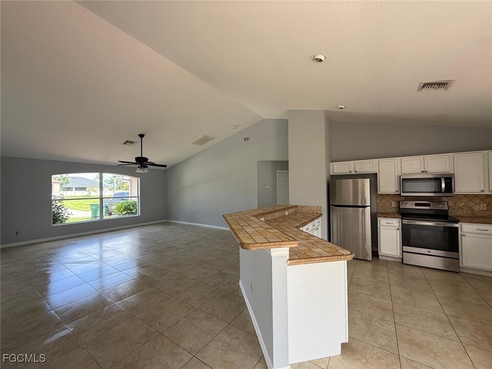 1923 NE 20th Terrace in Cape Coral, FL - Building Photo