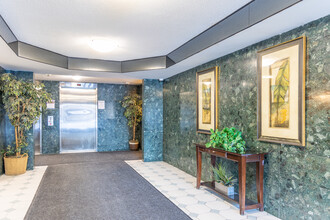 Margaret Place in Kitchener, ON - Building Photo - Lobby