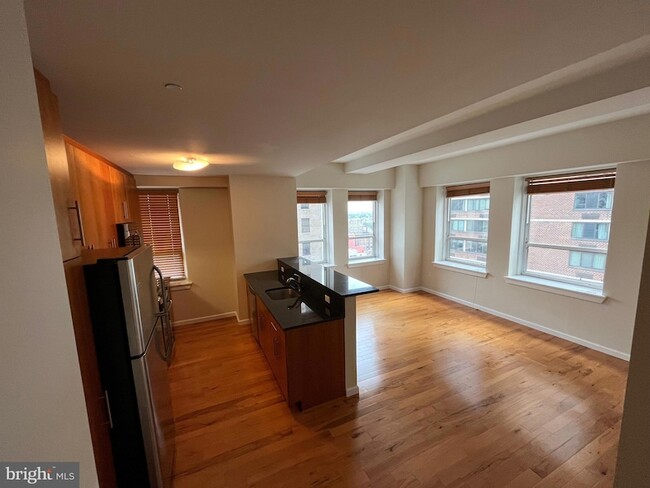 1425 Locust St, Unit 16B in Philadelphia, PA - Building Photo - Building Photo