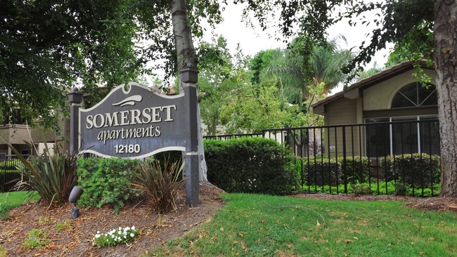 Somerset Apartments in Chino, CA - Foto de edificio - Building Photo