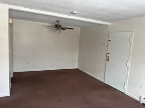 2 Thompson Rd, Unit B in Manchester, CT - Building Photo - Building Photo