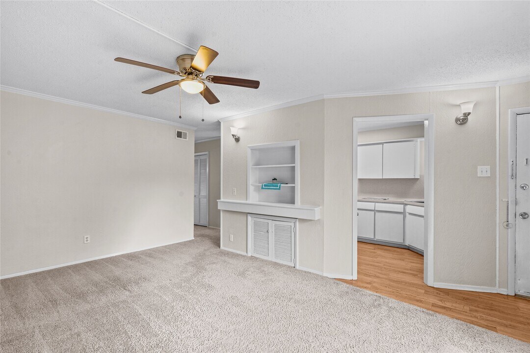 102 The Strand in Galveston, TX - Building Photo