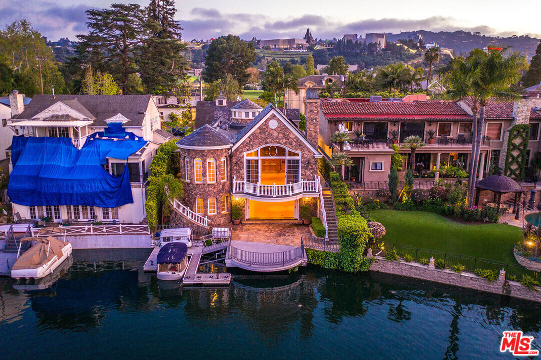 10045 Valley Spring Ln in Los Angeles, CA - Foto de edificio