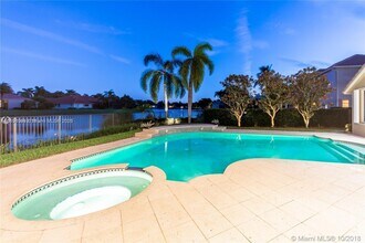 2726 Meadowood Dr in Weston, FL - Building Photo - Building Photo