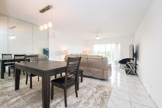4650 Washington St in Hollywood, FL - Building Photo - Building Photo