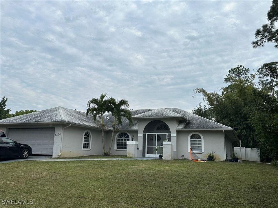 2804 East 9th Street in Lehigh Acres, FL - Foto de edificio