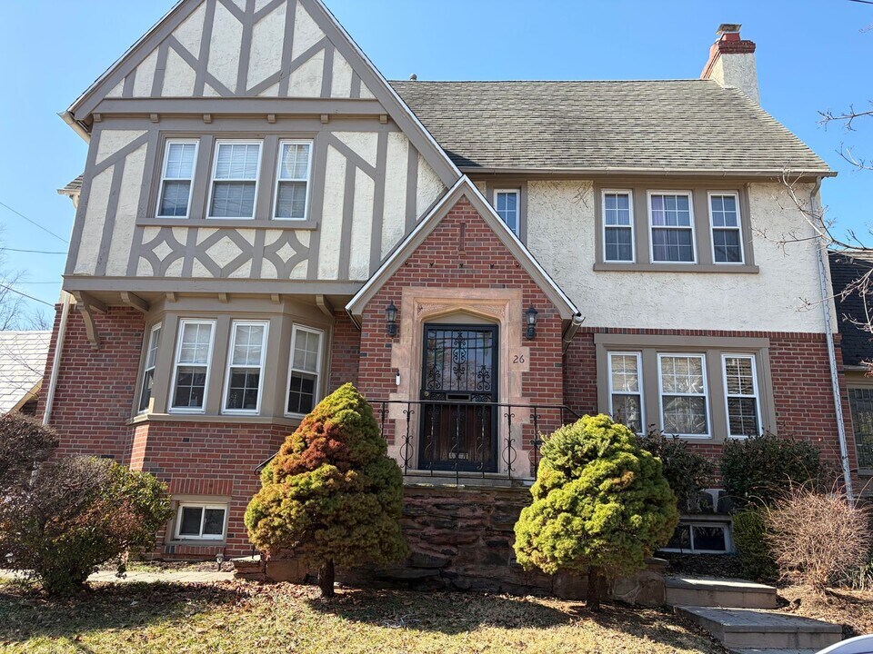 26 Old Lancaster Rd in Merion Station, PA - Building Photo