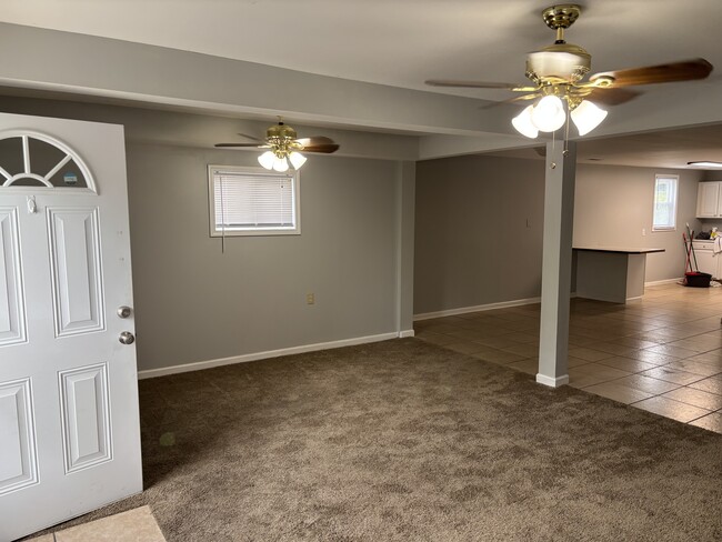 702 W Main St, Unit Apartment 2 in Jonesborough, TN - Foto de edificio - Building Photo