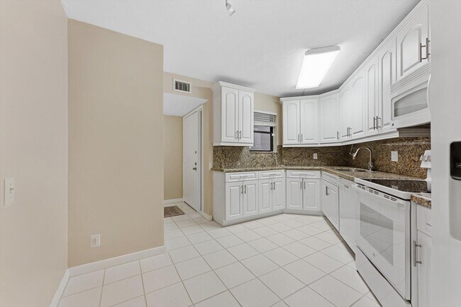 5651 Camino Del Sol in Boca Raton, FL - Building Photo - Building Photo