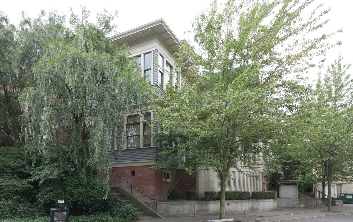 Phillips Apartments in Seattle, WA - Building Photo