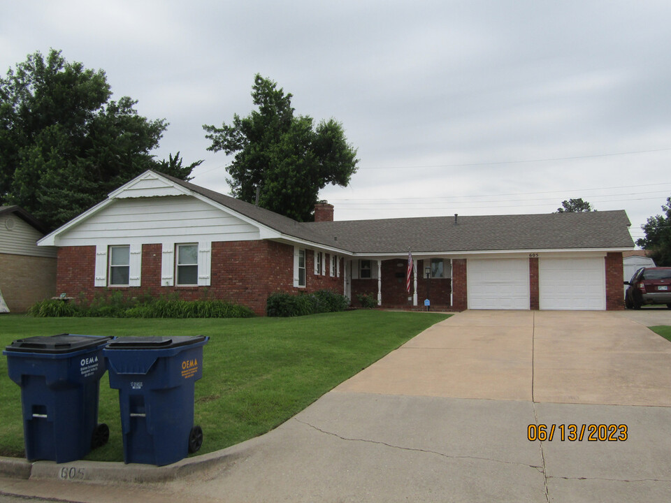 605 Neal Cir in El Reno, OK - Building Photo