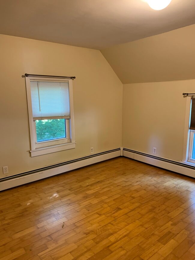 51 Shaw St, Unit 2 in Newport, ME - Building Photo - Building Photo