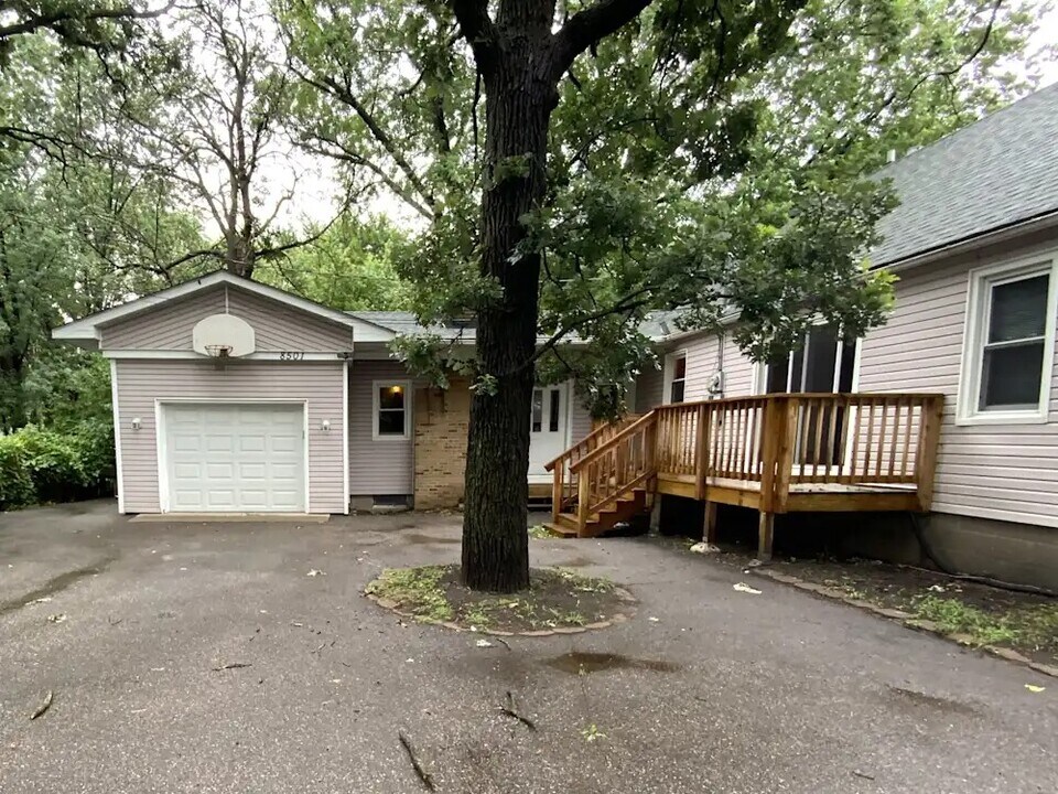 8502 Goodhue St NE in Blaine, MN - Building Photo