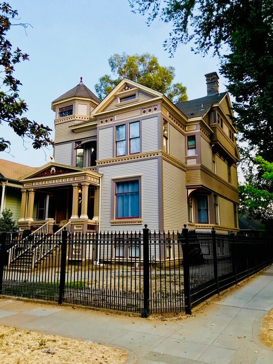 1900 H St in Sacramento, CA - Building Photo