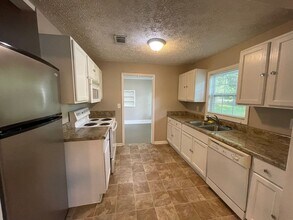 413 W Girard Ave in Cedartown, GA - Building Photo - Building Photo