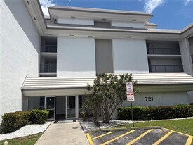 721 N Pine Island Rd in Plantation, FL - Building Photo