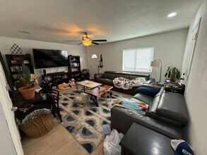 Room in House on Southwest Dr in Austin, TX - Building Photo - Building Photo