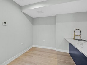 2818 W Fletcher St in Chicago, IL - Foto de edificio - Building Photo