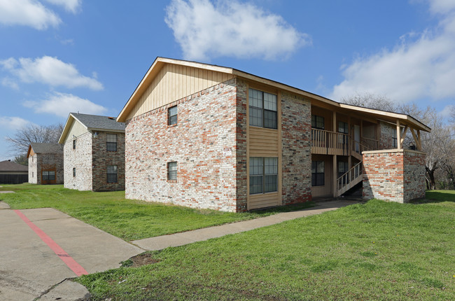 302 Renfro St in Grand Prairie, TX - Foto de edificio - Building Photo