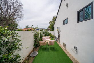 8102 Paso Robles Ave in Los Angeles, CA - Foto de edificio - Building Photo