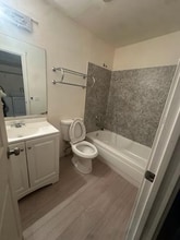 15415 35th Ave W, Unit e201 in Lynnwood, WA - Foto de edificio - Building Photo