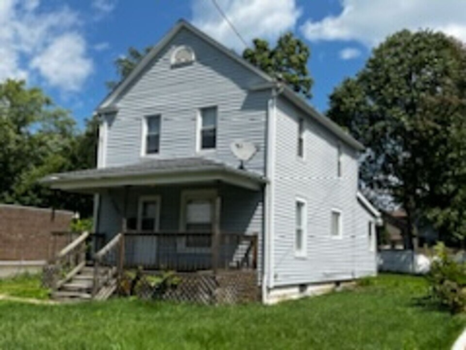 1305 Curtis St in Akron, OH - Building Photo