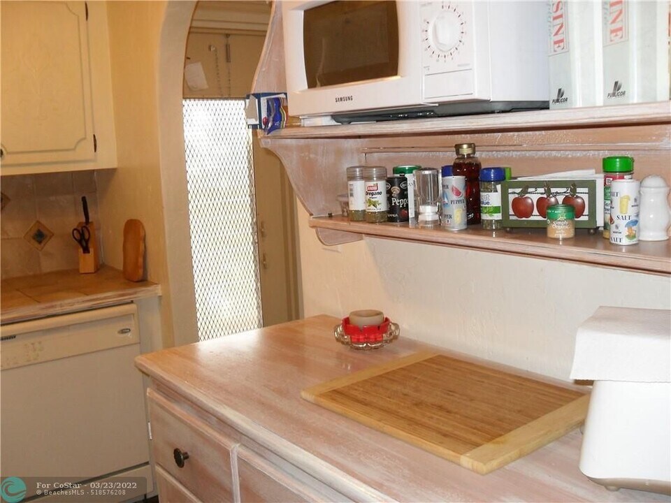 8285 Sunrise Lakes Blvd-Unit -208 in Sunrise, FL - Building Photo