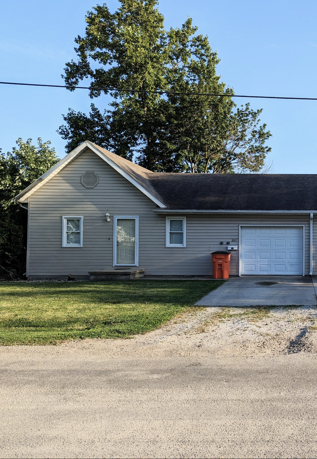 305 W 2nd St in Arthur, IL - Building Photo - Building Photo