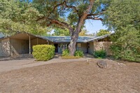 1702 Emilie Ln in Austin, TX - Foto de edificio - Building Photo