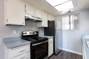 Riverbank Condominiums in Stockton, CA - Building Photo