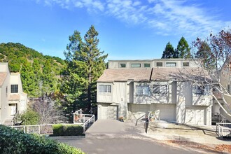 222 Redhawk Rd in Novato, CA - Foto de edificio - Building Photo