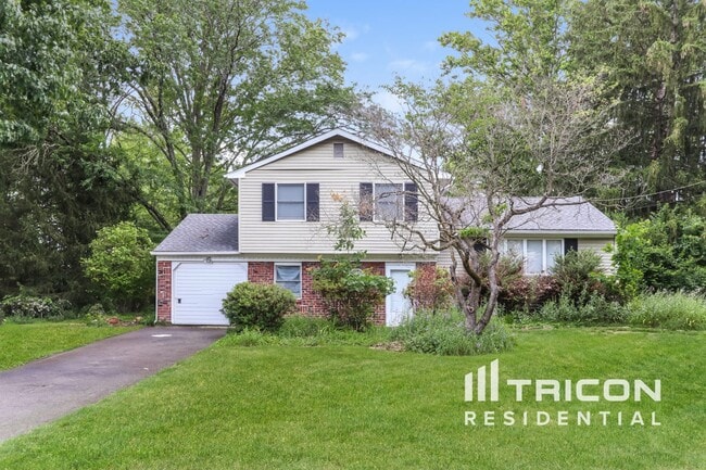 property at 33 Sioux Rd