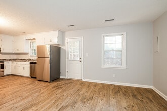 887 Timberlake Dr, Unit 2 in Lynchburg, VA - Building Photo - Building Photo