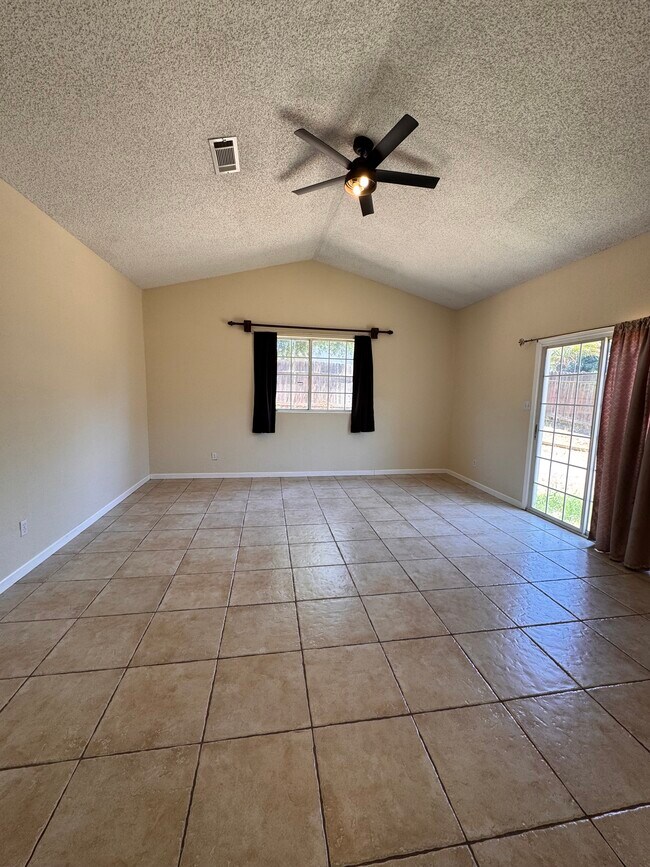 1116 Delwood Ave, Unit Private Room in Bakersfield, CA - Building Photo - Building Photo