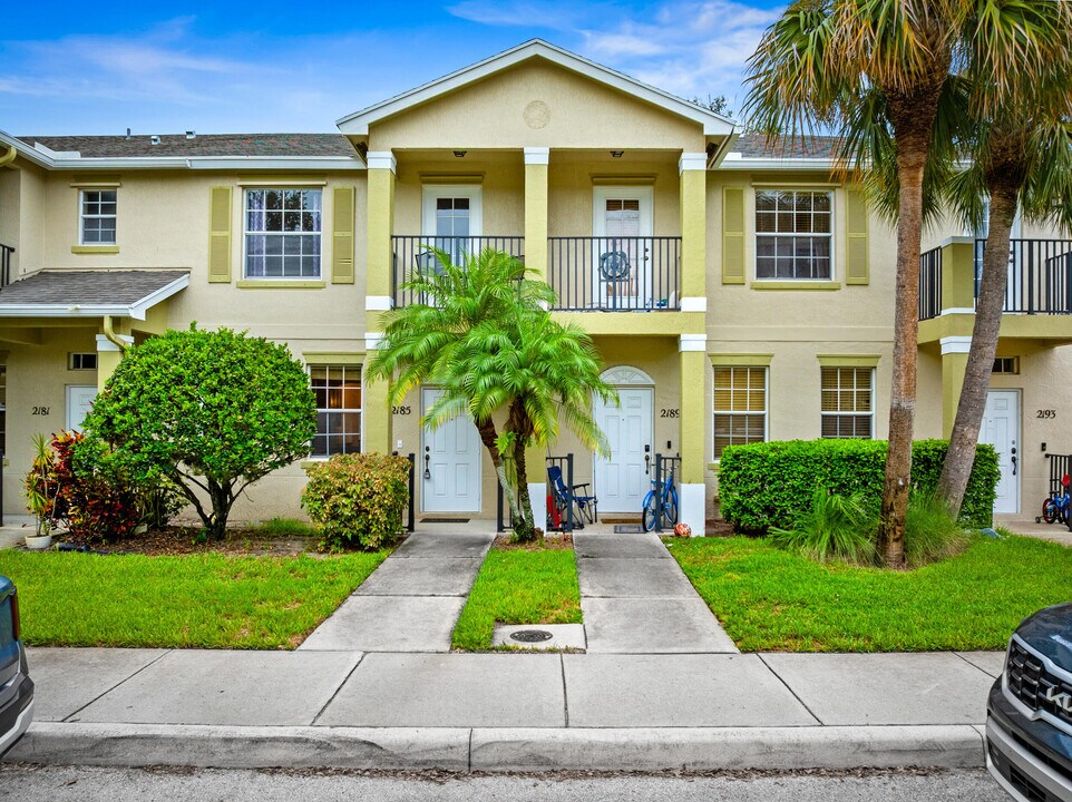 2185 SE Grand Dr in Port St. Lucie, FL - Foto de edificio