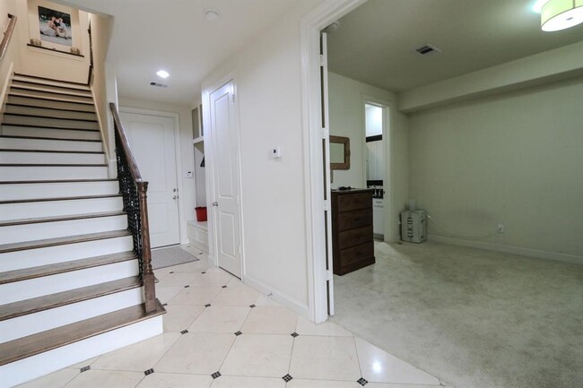 2033 Fannin St in Houston, TX - Building Photo - Building Photo