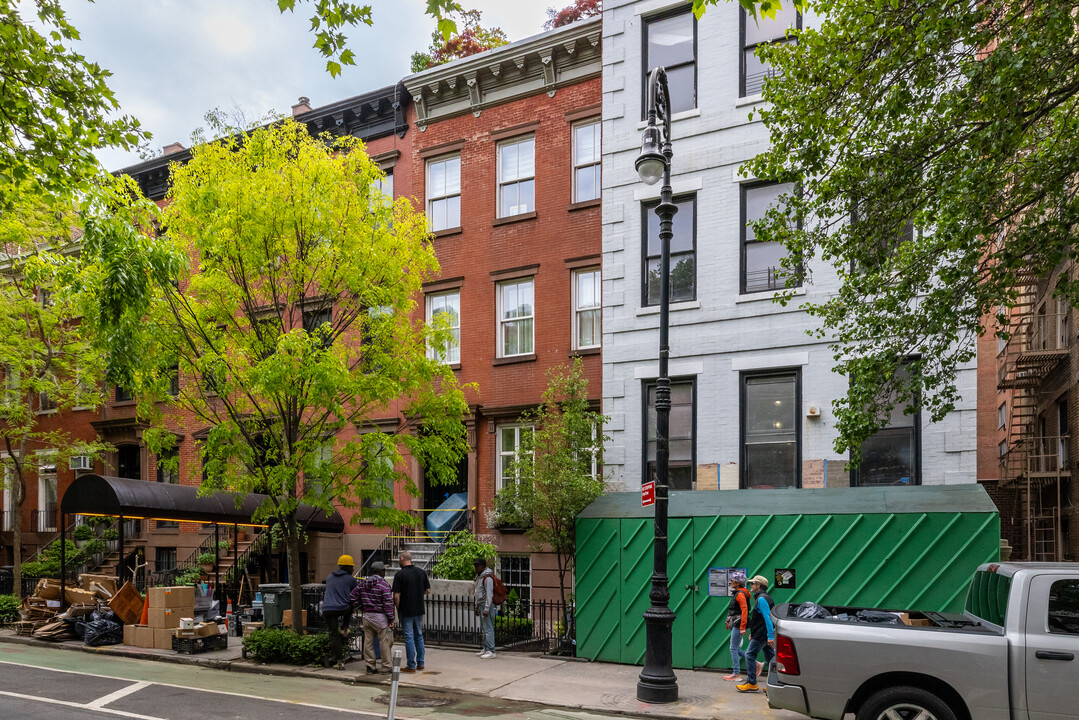 156 W 13th St in New York, NY - Building Photo