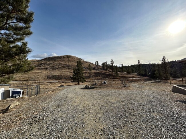 17 N Fork Eagle Mountain Rd in Columbus, MT - Building Photo - Building Photo