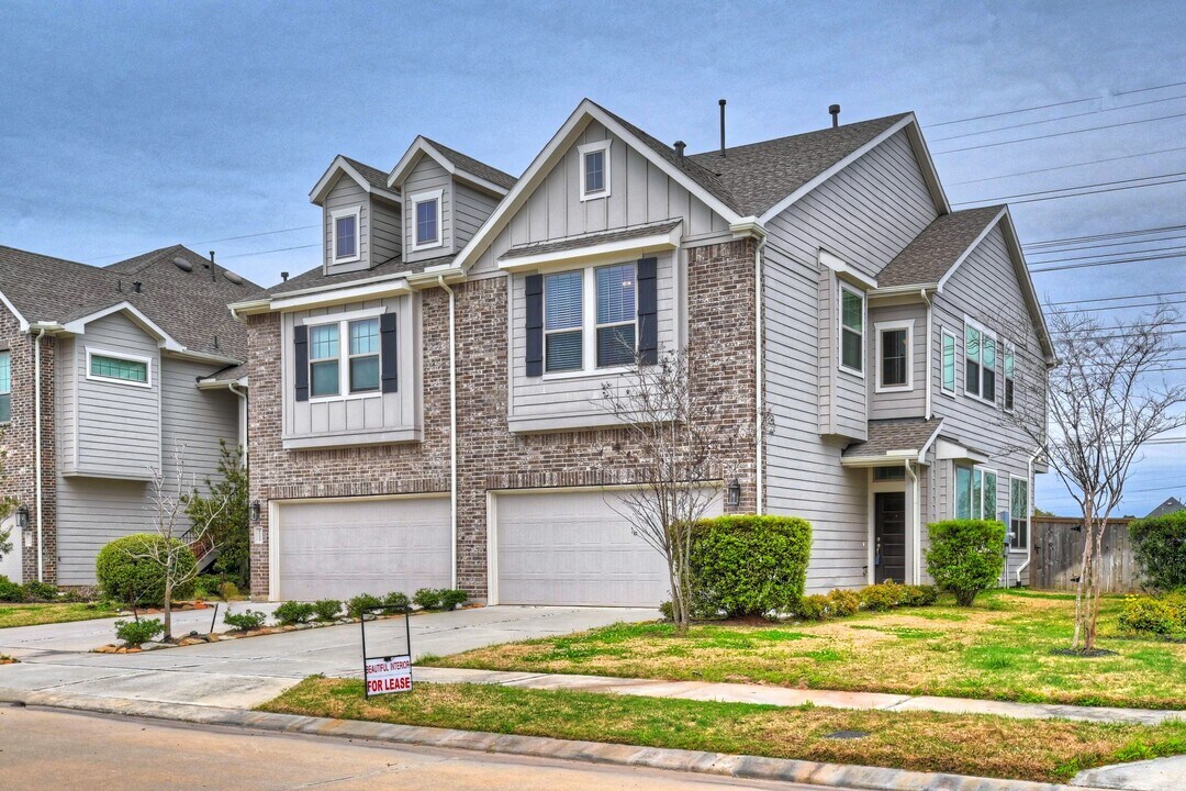 8739 Tubelo Mill Dr in Sienna, TX - Foto de edificio