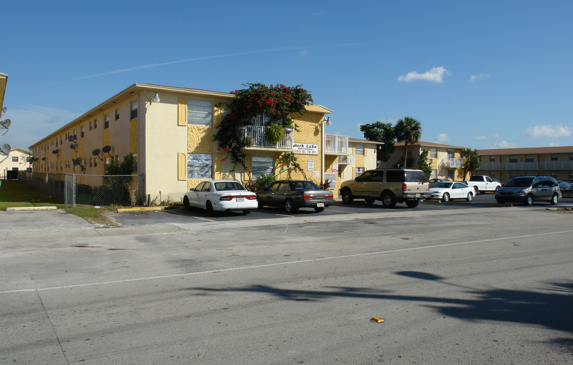 Park Lake Apartments in Hialeah, FL - Foto de edificio