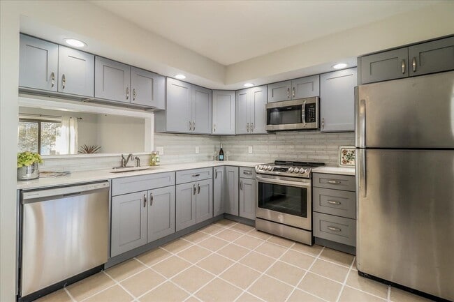20 Raymond Pl in Danbury, CT - Building Photo - Building Photo