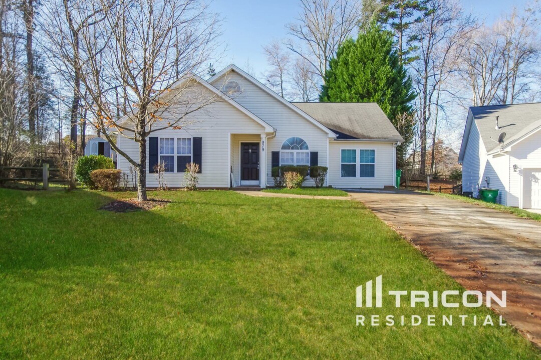 979 Stinson Glen Ln in Charlotte, NC - Building Photo