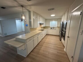 1880 Royal St in Salado, TX - Foto de edificio - Building Photo