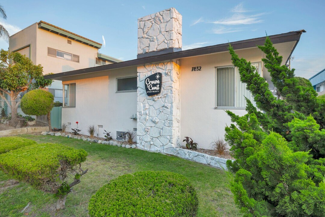 7832 W Manchester Ave in Los Angeles, CA - Building Photo