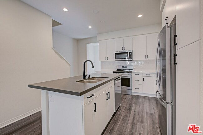 681 S District Way in Anaheim, CA - Building Photo - Building Photo