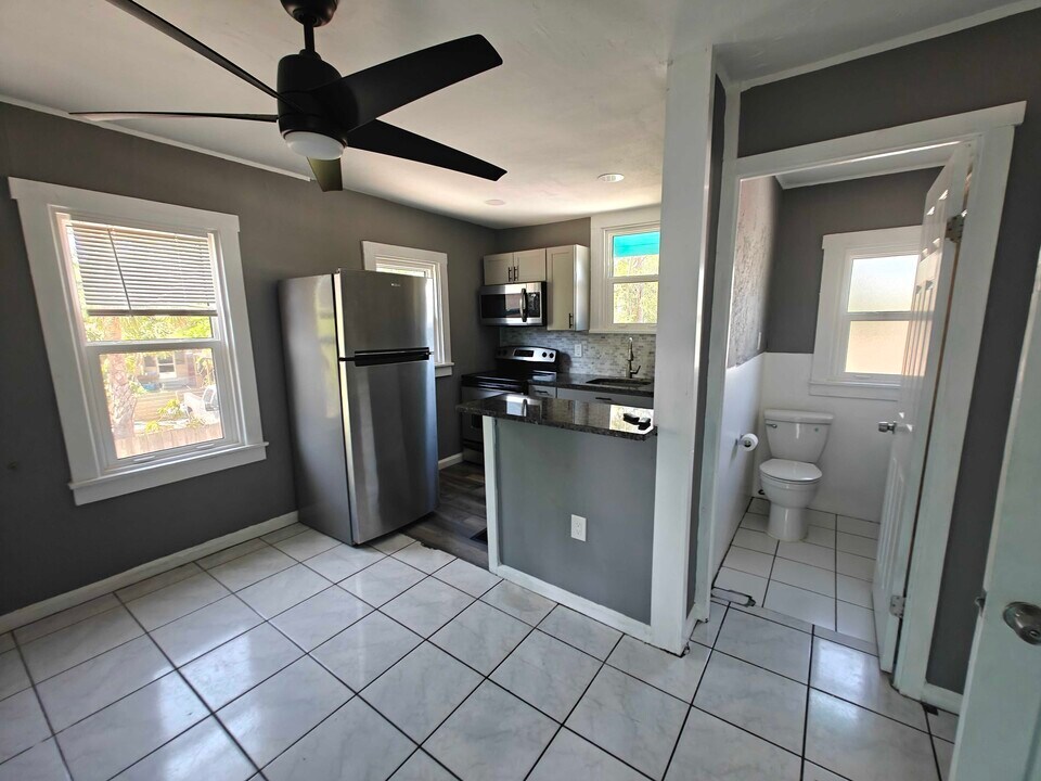 3454 14th Ave S, Unit 2 in St. Petersburg, FL - Building Photo