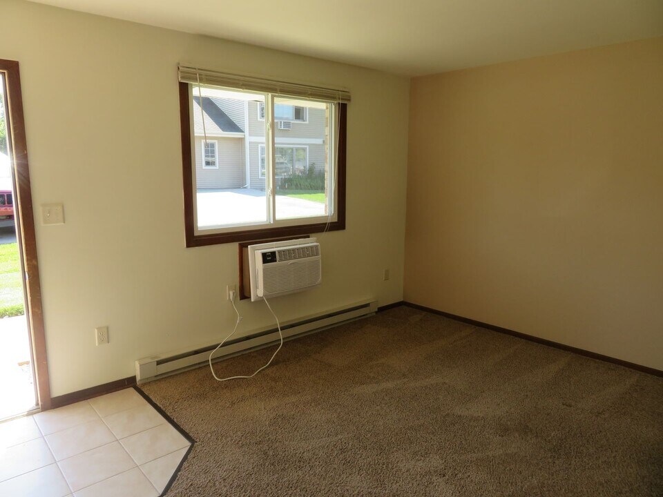 628 W State St in Hartford, WI - Building Photo