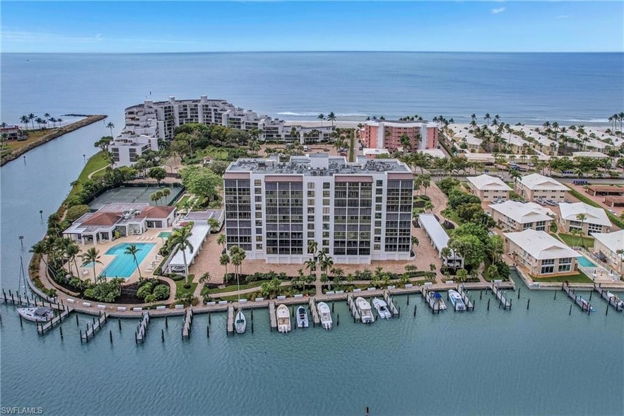 2400 Gulf Shore Blvd N in Naples, FL - Building Photo