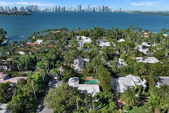 2500 Sunset Dr in Miami Beach, FL - Building Photo - Building Photo